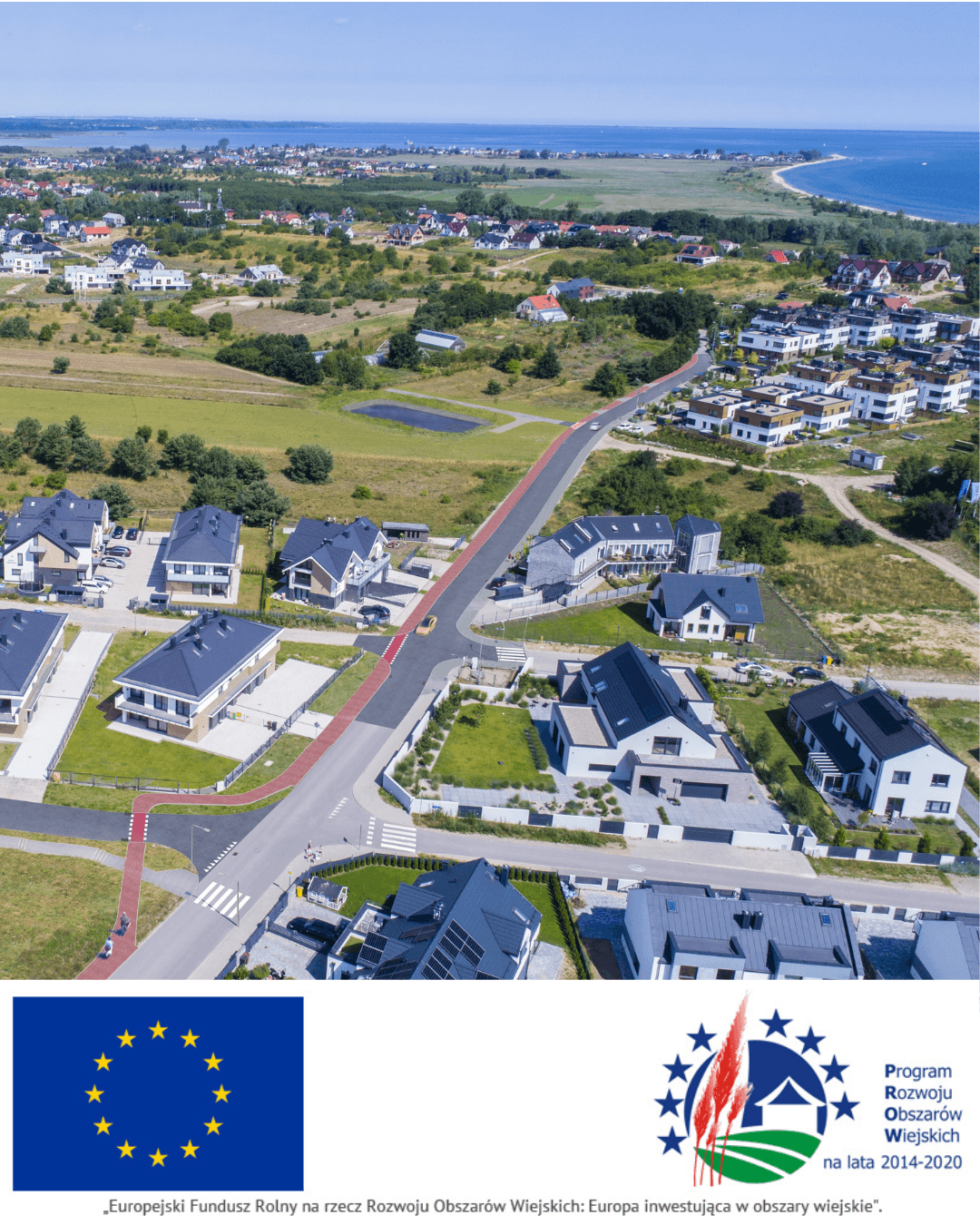Ulica Do Morza w Mechelinkach prowadząca w stronę plaży i Zatoki Puckiej